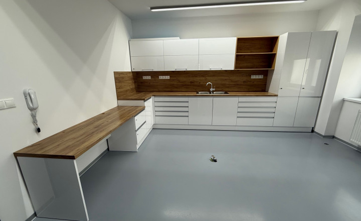 Moderná ordinácia v centre mesta – ideálna pre zubára/dentálnu hygienu - fotografia 1