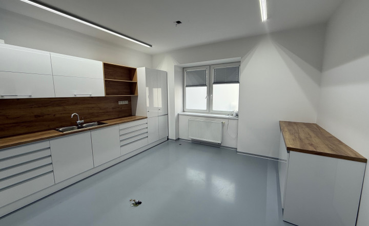 Moderná ordinácia v centre mesta – ideálna pre zubára/dentálnu hygienu - fotografia 2