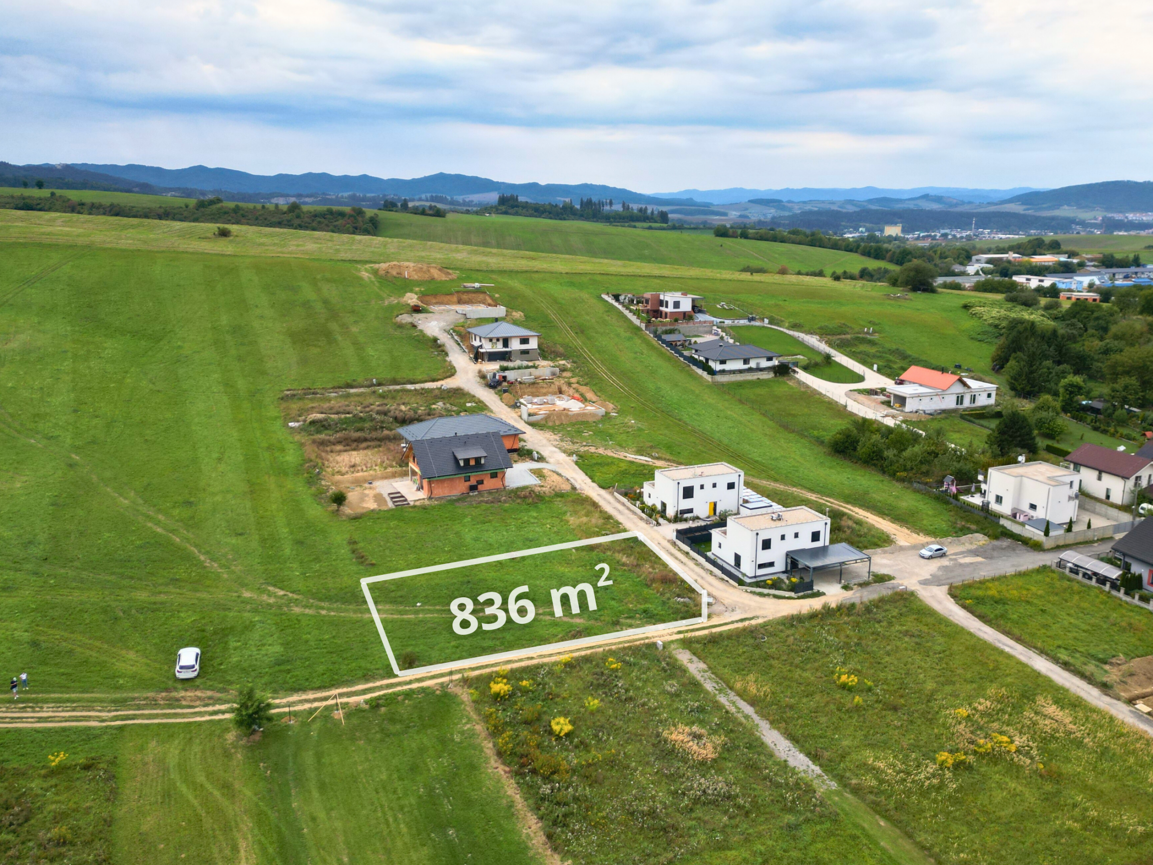 Rovinatý stavebný pozemok 836 m2 Rosina - s povolením