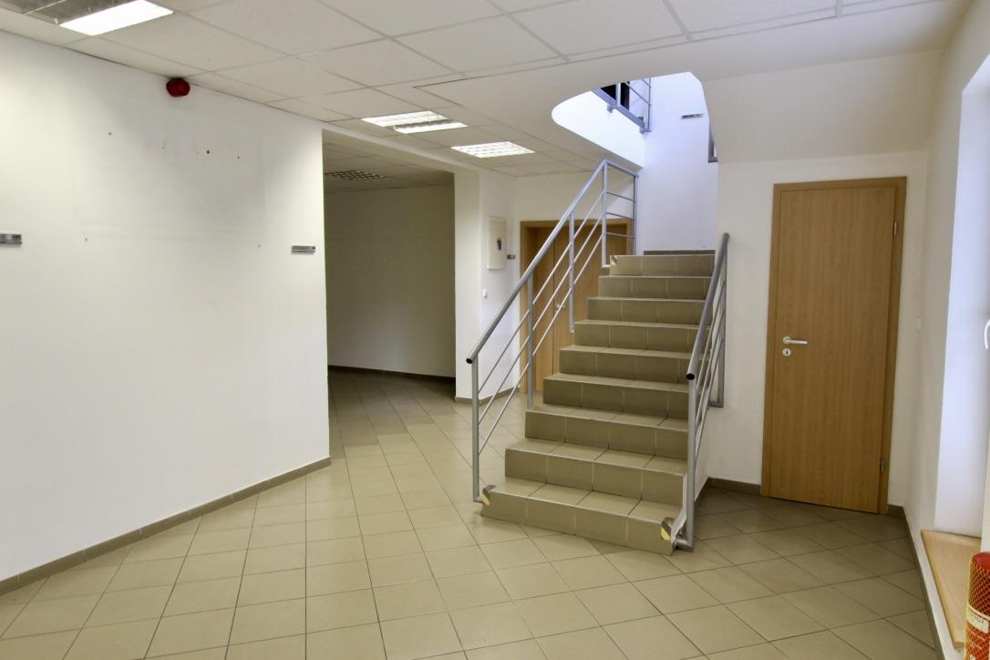 Administratívna budova s parkovaním priemyselná zóna