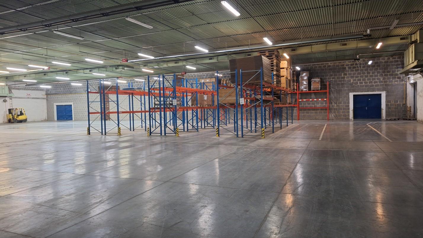 Prenajmeme skladovú halu o výmere 2008 m2 v obci Oščadnica.