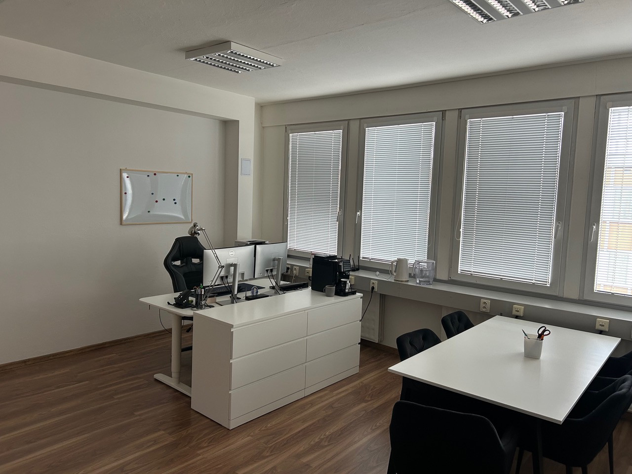Kancelária v polyfunkčnej budove širšie centrum